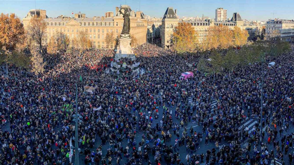 La Francia scende in strada contro la violenza della polizia