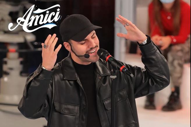 Il sole alle finestre, Raffaele Renda: testo e audio della canzone (Amici 2020)