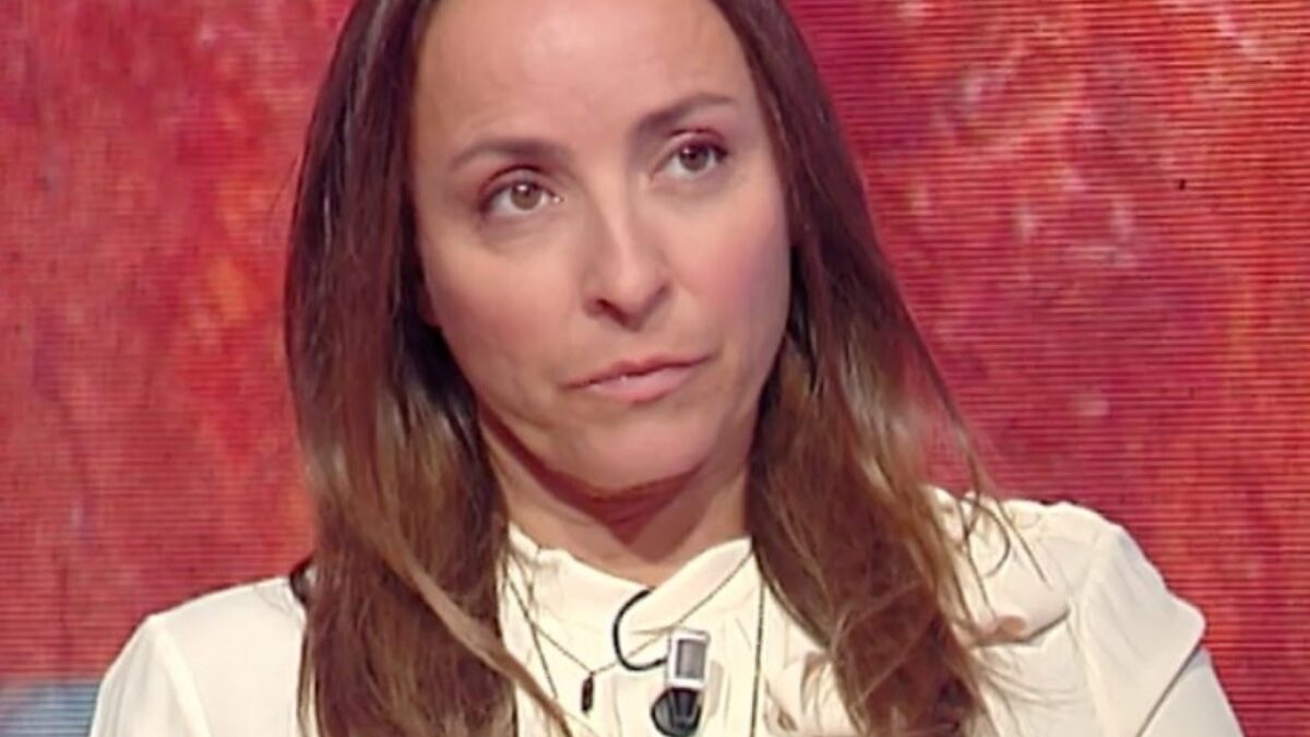 Camila Raznovich positiva al Covid-19: “Sono sotto cura. Spero di vedervi prestissimo”