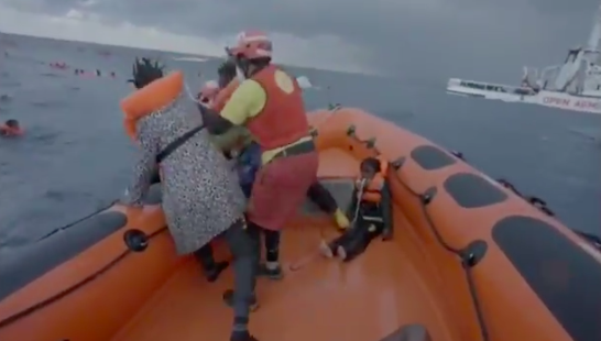 Bimbo di sei mesi morto, Open Arms pubblica il video del naufragio. La madre disperata: “Ho perso il mio bambino”