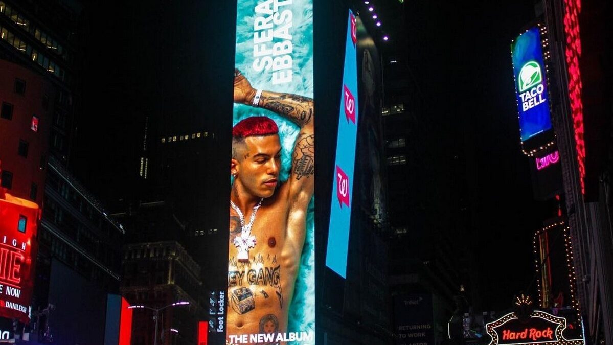 Sfera Ebbasta: il record su Spotify, il banner a Times Square, la piazza a Cinisello Balsamo
