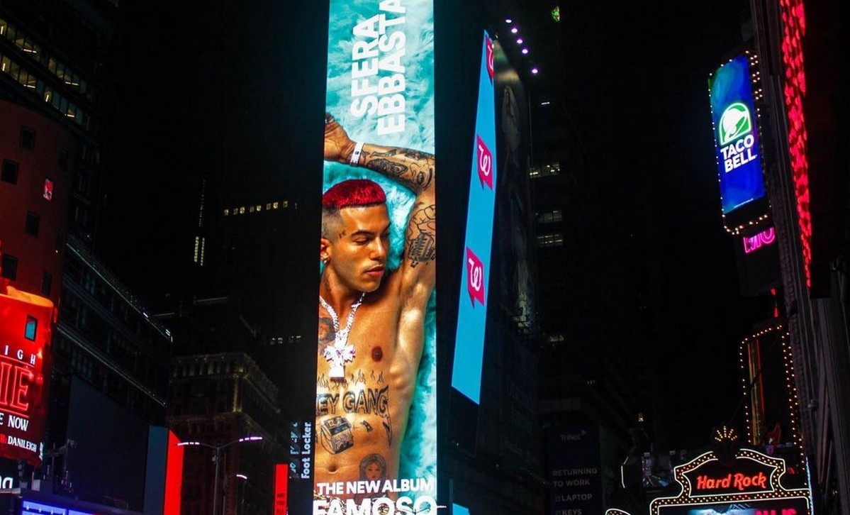 Sfera Ebbasta: il record su Spotify, il banner a Times Square, la piazza a Cinisello Balsamo