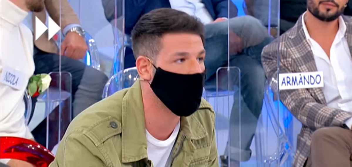 Uomini e donne trolla i corteggiatori di Sophie, ecco l’ultima trovata della De Filippi