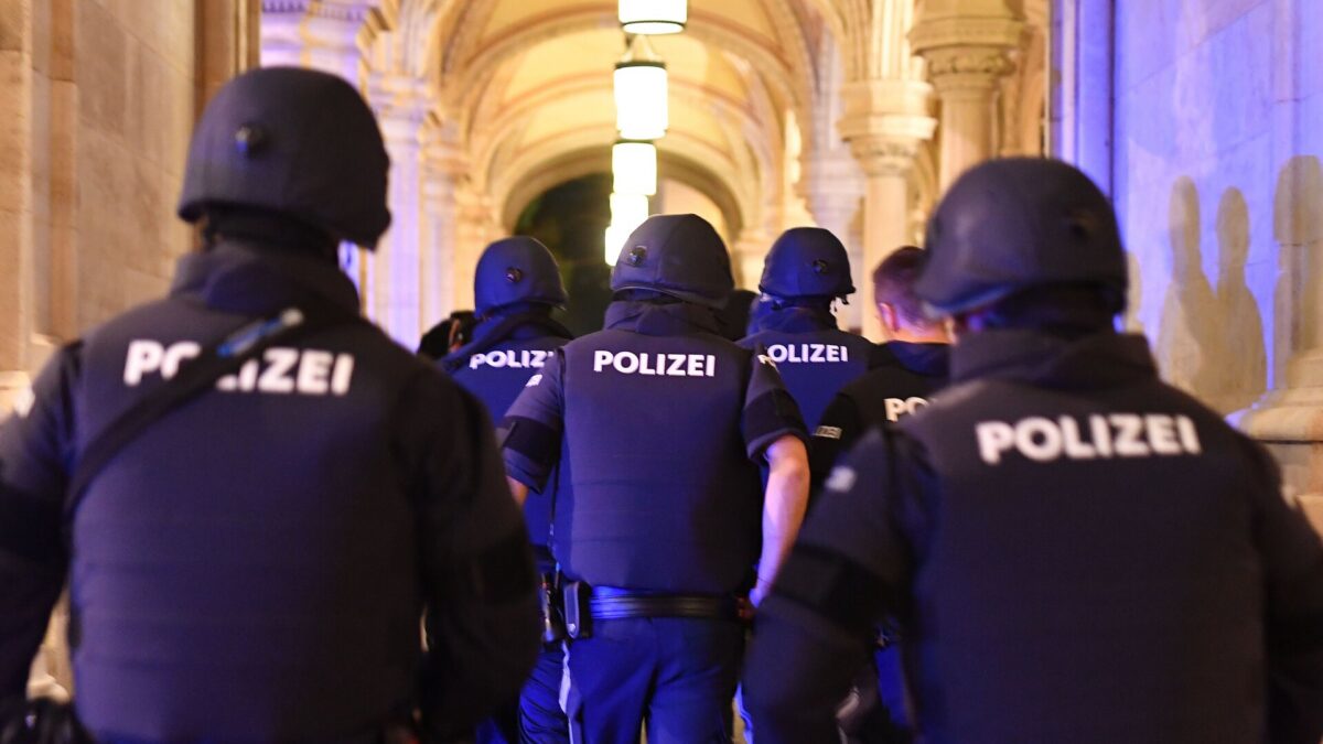 Attentato a Vienna, almeno 6 diverse sparatorie. Le autorità: “State a casa”