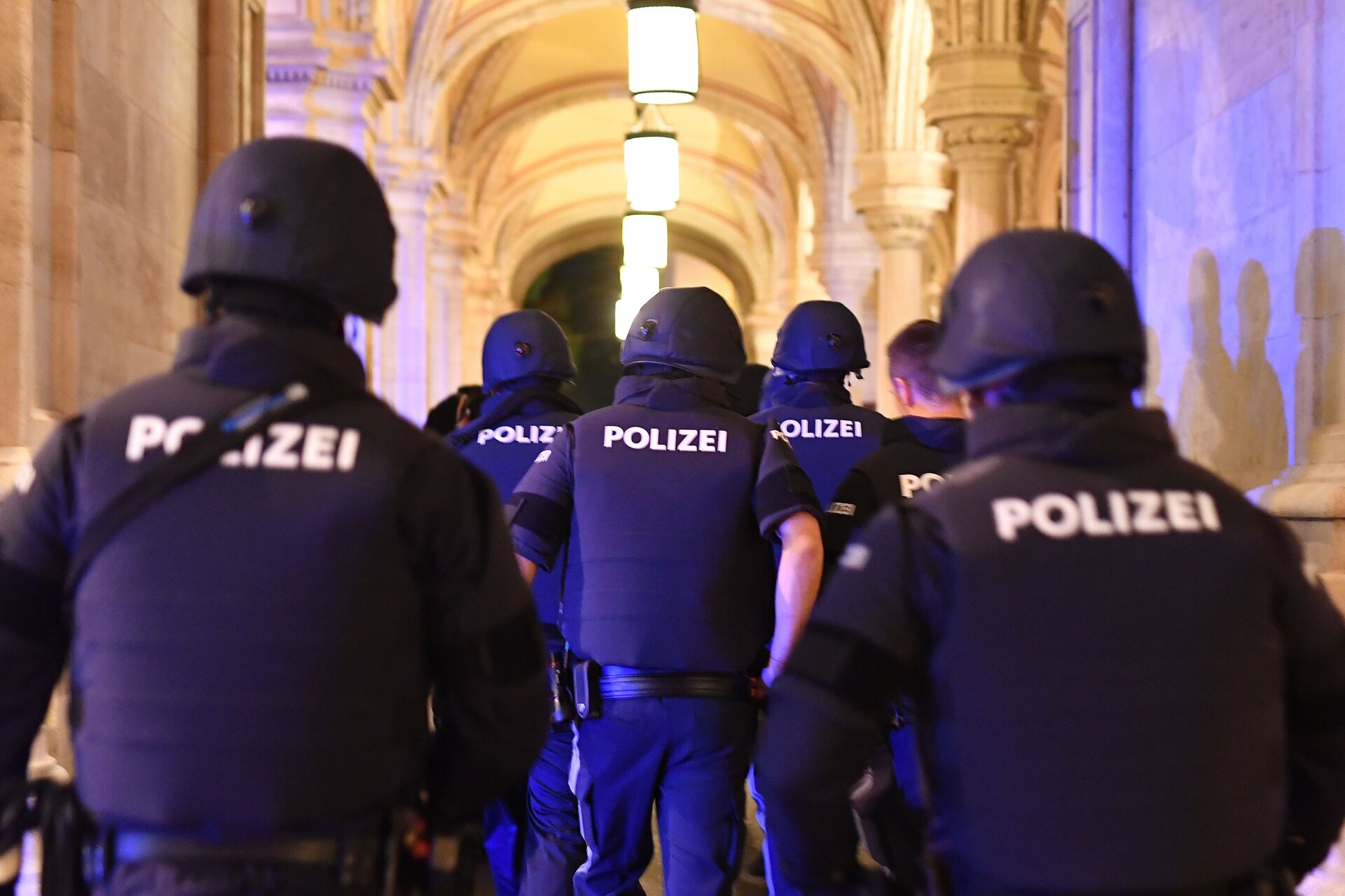 Attentato a Vienna, almeno 6 diverse sparatorie. Le autorità: “State a casa”