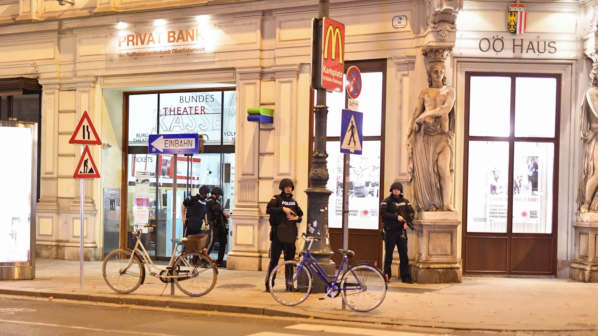 Video: attentatore di Vienna in fuga con il fucile