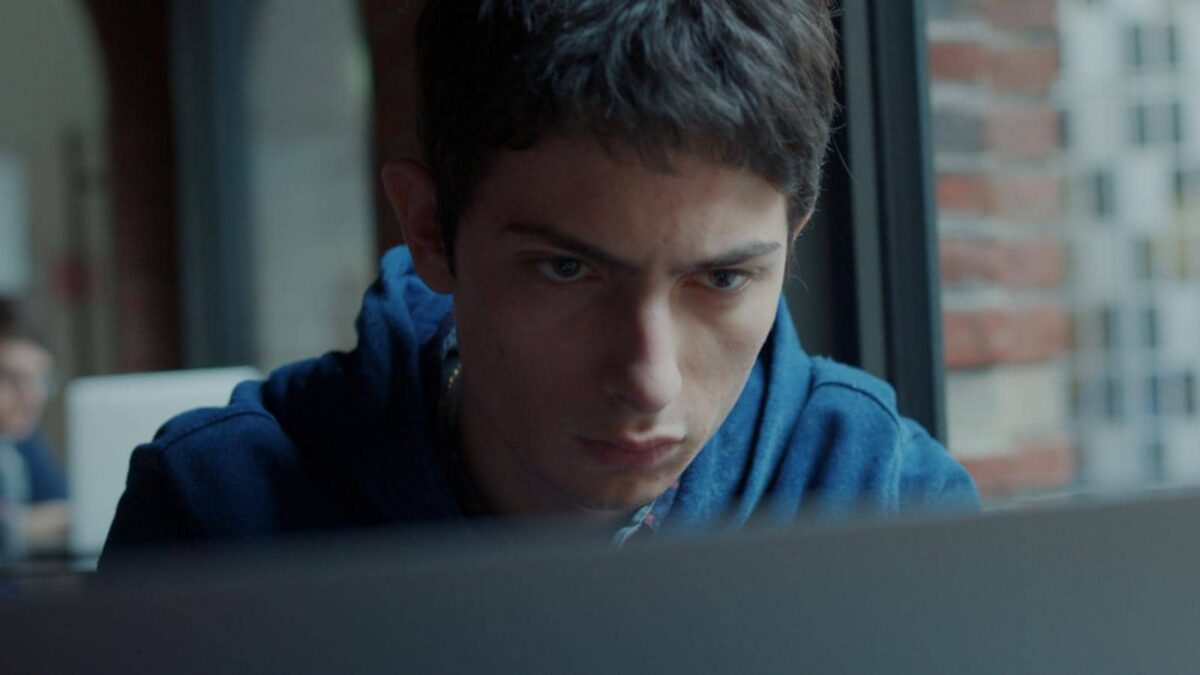 Stalk, su RaiPlay la serie francese che parla di cyberbullismo ed adatta il servizio pubblico agli adolescenti