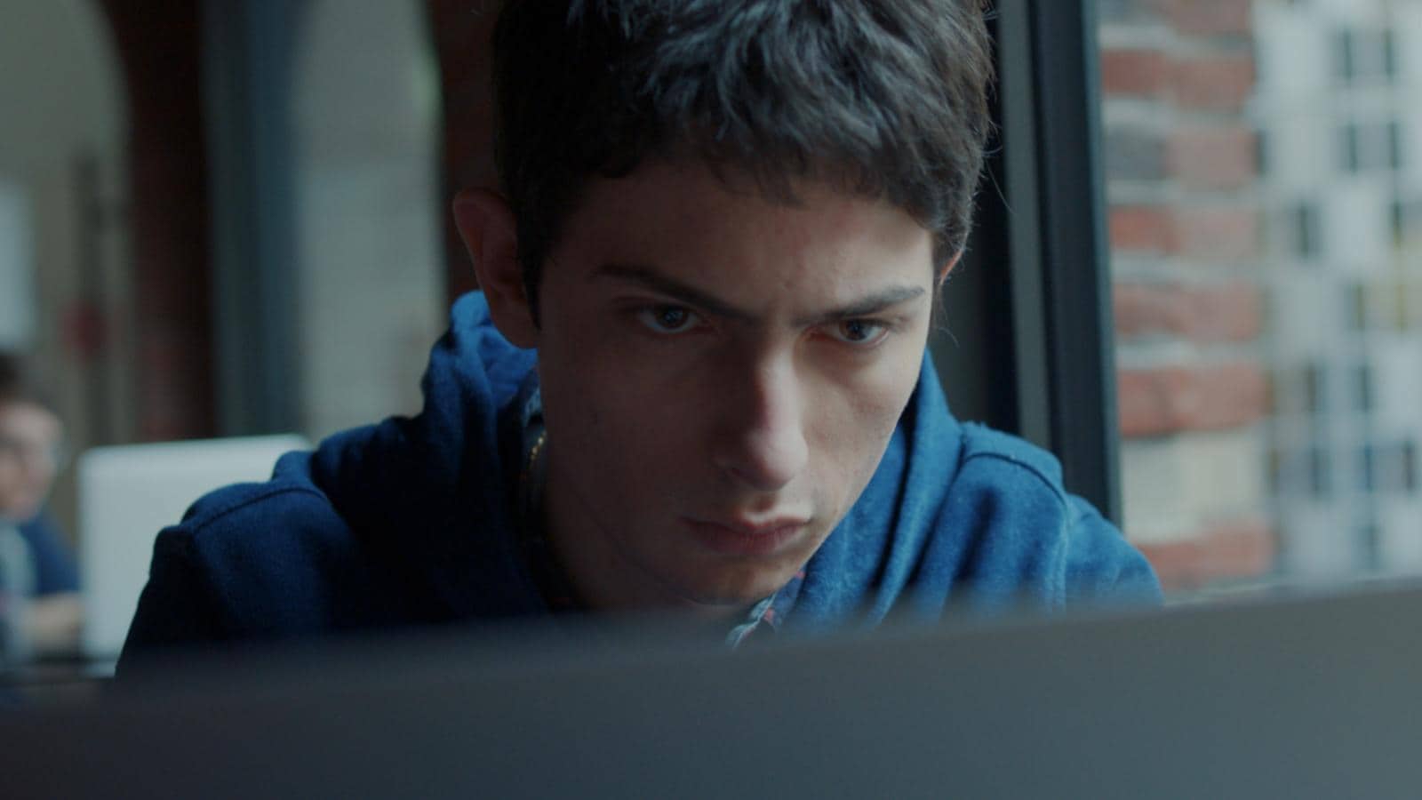 Stalk, su RaiPlay la serie francese che parla di cyberbullismo ed adatta il servizio pubblico agli adolescenti