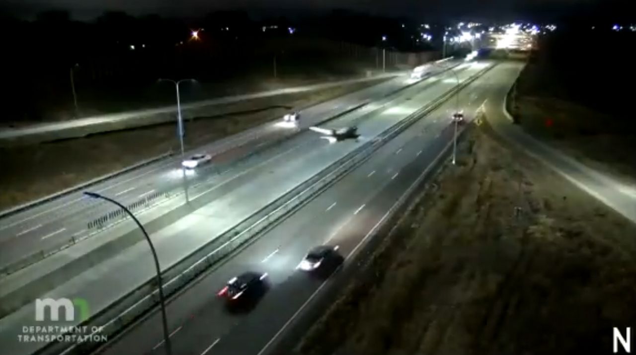 USA: aereo atterra in autostrada e si scontra con Suv (VIDEO)