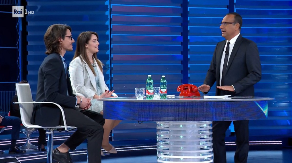 Affari Tuoi (Viva gli Sposi!): Carlo Conti porta il suo mondo e allontana i paragoni. Ma il rischio noia è dietro l’angolo…