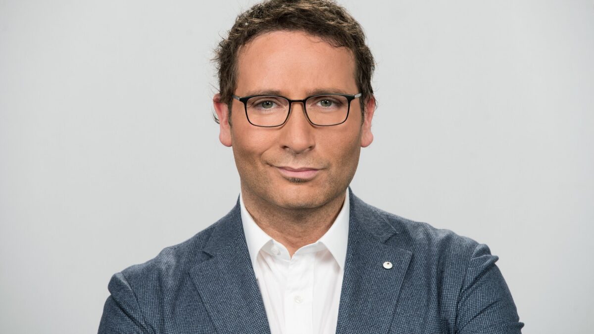 Venti20… quasi 21, su Tv8 Alessio Viola cerca qualcosa del 2020 da salvare