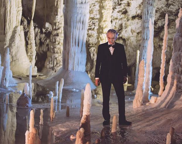 Silent Night, la versione di Andrea Bocelli all’interno delle Grotte di Frasassi (in seconda serata a Natale 2020 su Canale 5)