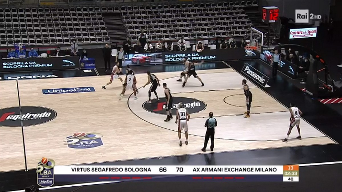 Rai2 interrompe la diretta della partita di basket Virtus Bologna-Milano, i tifosi insorgono