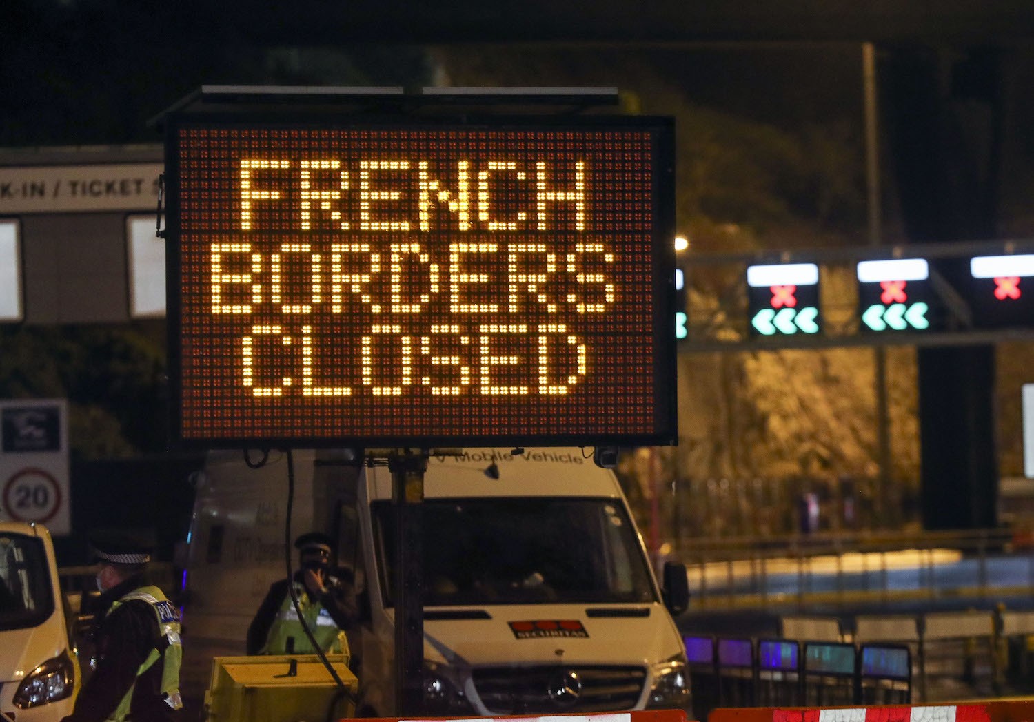 UK, la Francia chiude le frontiere. Chilometri di code all’accesso dell’Eurotunnel