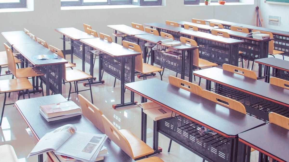 Maestra negazionista: “Muoiono solo i vecchi”, e invita a togliere la mascherina