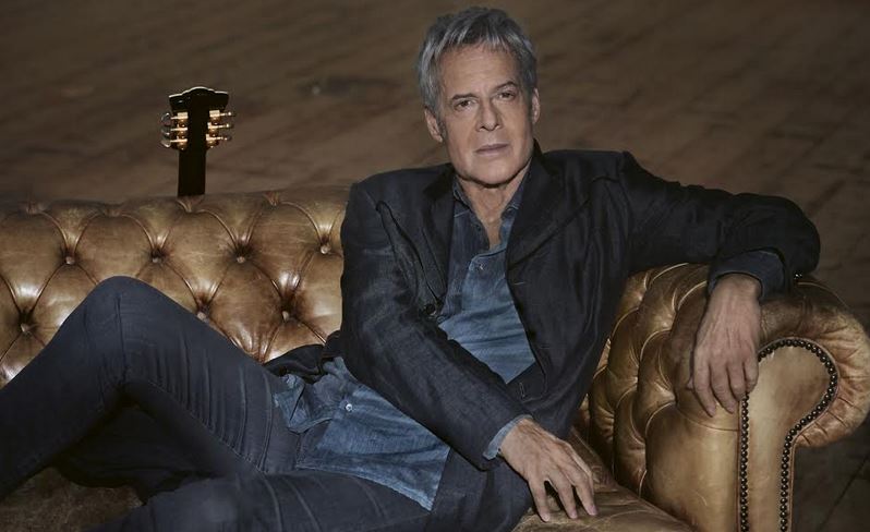 Uomo di varie età, Claudio Baglioni: “Un invito a rileggere le nostre storie e le vicende di ciascuno di noi” (testo e video)