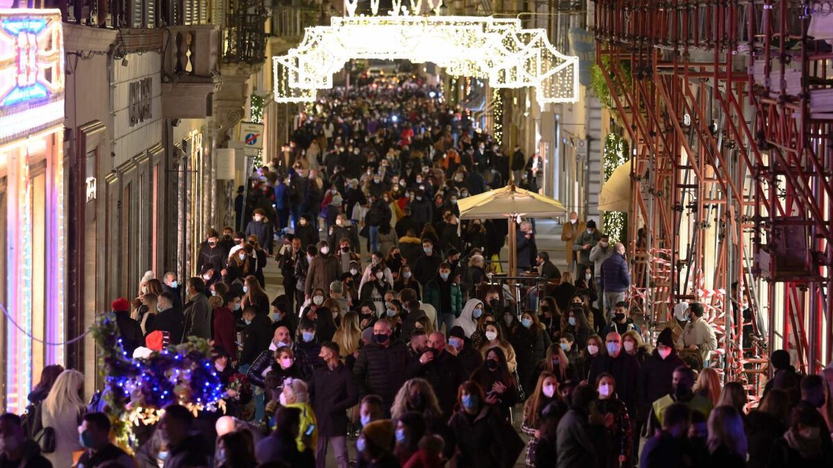 Assembramenti in vista del Natale. Colpa dei cittadini o delle misure troppo permissive?
