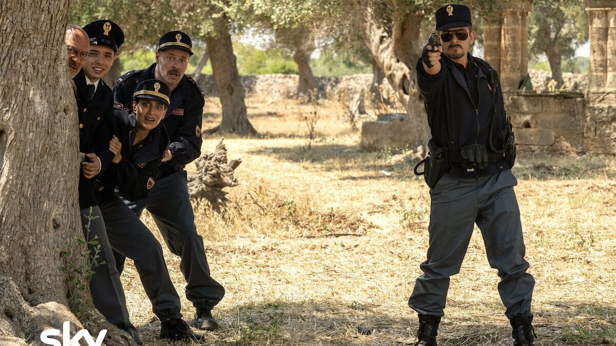 Cops – Una banda di poliziotti, recensione in anteprima della nuova serie Sky: Bisio e Miniero portano in tv la comedy poliziesca, ma c’è da lavorare