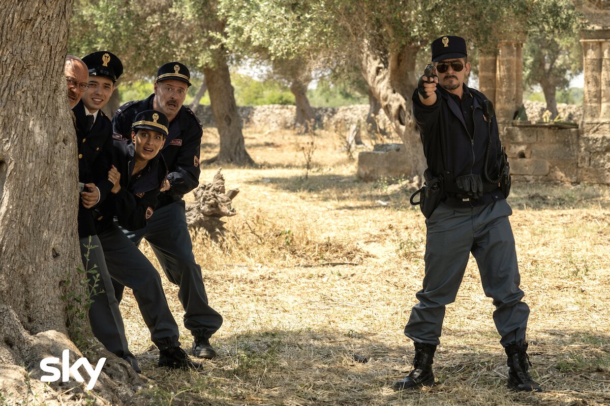 Cops – Una banda di poliziotti, recensione in anteprima della nuova serie Sky: Bisio e Miniero portano in tv la comedy poliziesca, ma c’è da lavorare