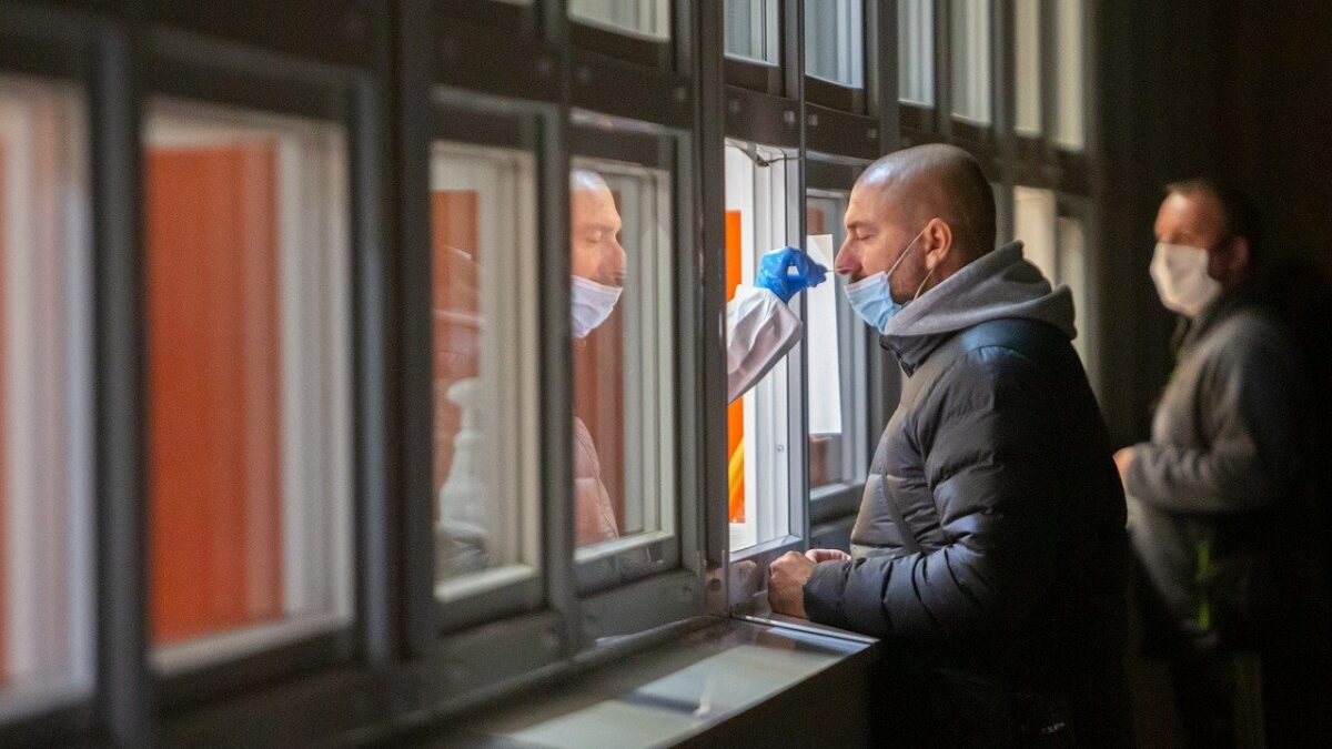 Nuova variante Covid: vaccino ok, ma i tamponi vanno aggiornati