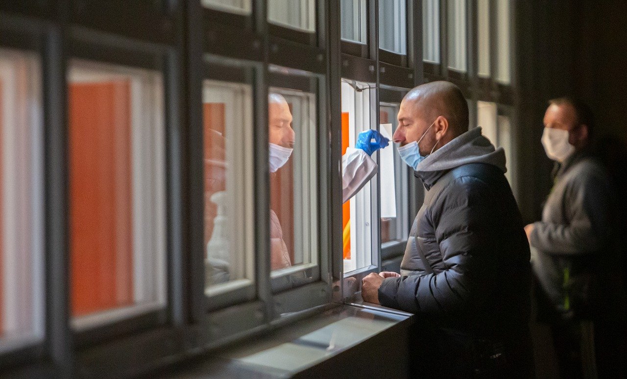 Nuova variante Covid: vaccino ok, ma i tamponi vanno aggiornati