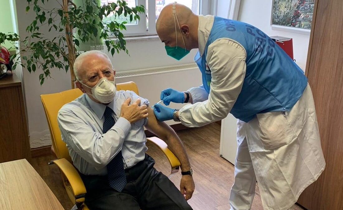 V-Day, scoppia il caso De Luca: perchè il governatore della Campania si è già vaccinato?