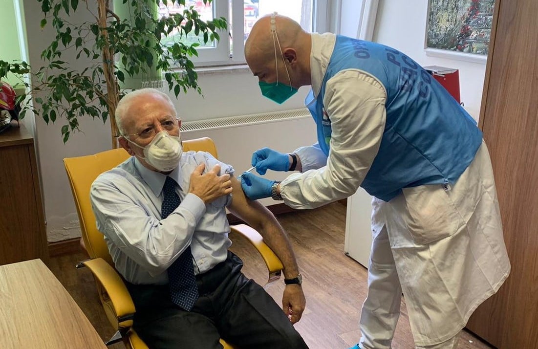 V-Day, scoppia il caso De Luca: perchè il governatore della Campania si è già vaccinato?