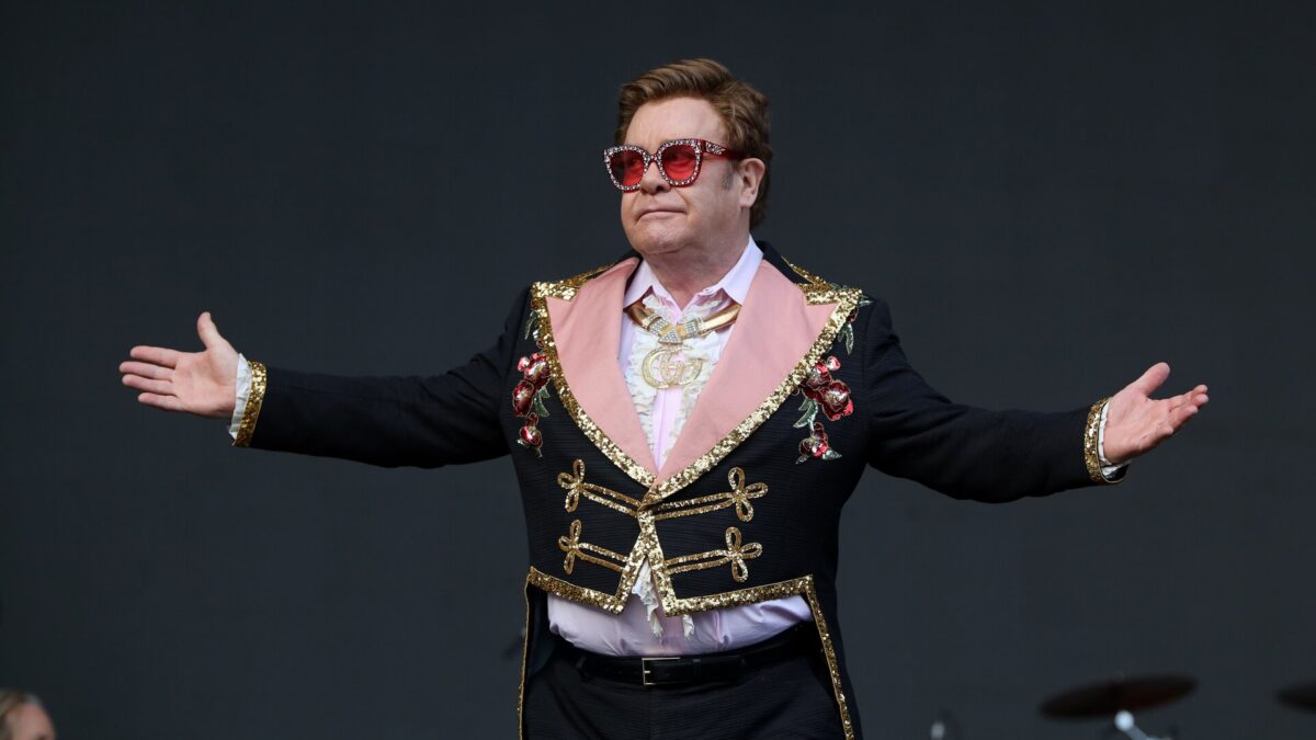 Elton John in pausa dalla musica: “Nessuno ha bisogno di un altro mio disco al momento”