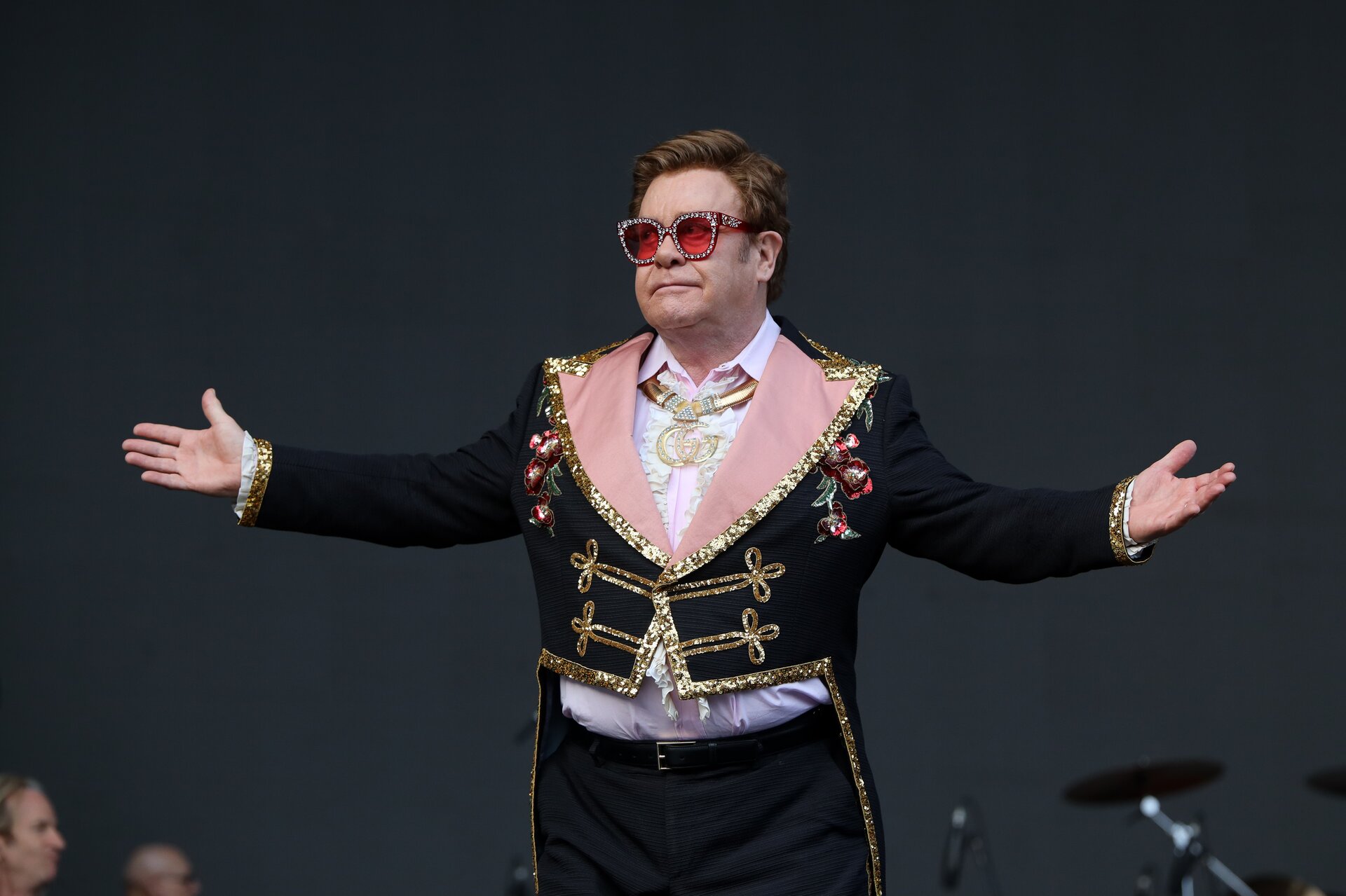 Elton John in pausa dalla musica: “Nessuno ha bisogno di un altro mio disco al momento”