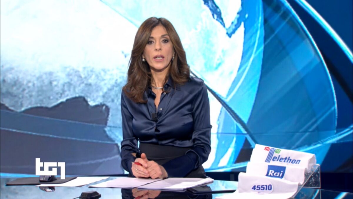 Tg1 in onda con una sola telecamera. Emma D’Aquino chiamata a un’inquadratura inedita