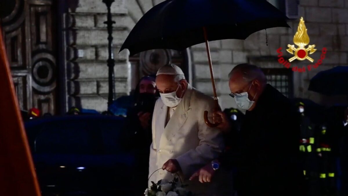 Immacolata, Papa Francesco all’alba in Piazza di Spagna per rendere omaggio alla Vergine Maria (foto e video)