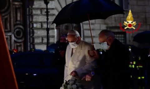 Immacolata, Papa Francesco all’alba in Piazza di Spagna per rendere omaggio alla Vergine Maria (foto e video)