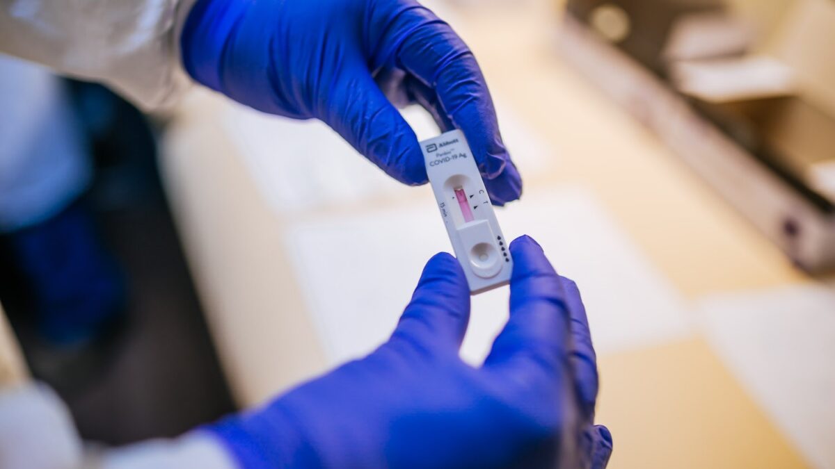 COVID-19, quali farmaci usare a casa e quali no? Le linee guida per medici e pediatri