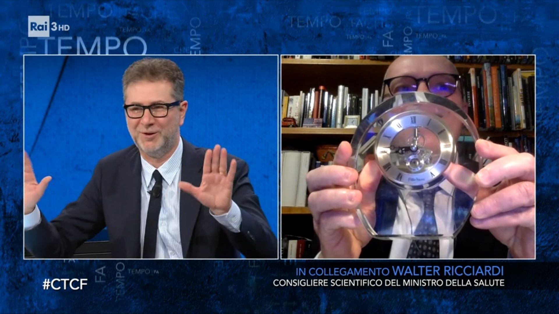 Che Tempo Che Fa: gag Fazio-Ricciardi: “Cortesemente metta a posto la sveglia: sono le 20:46”. La sveglia è però ferma “da sempre”