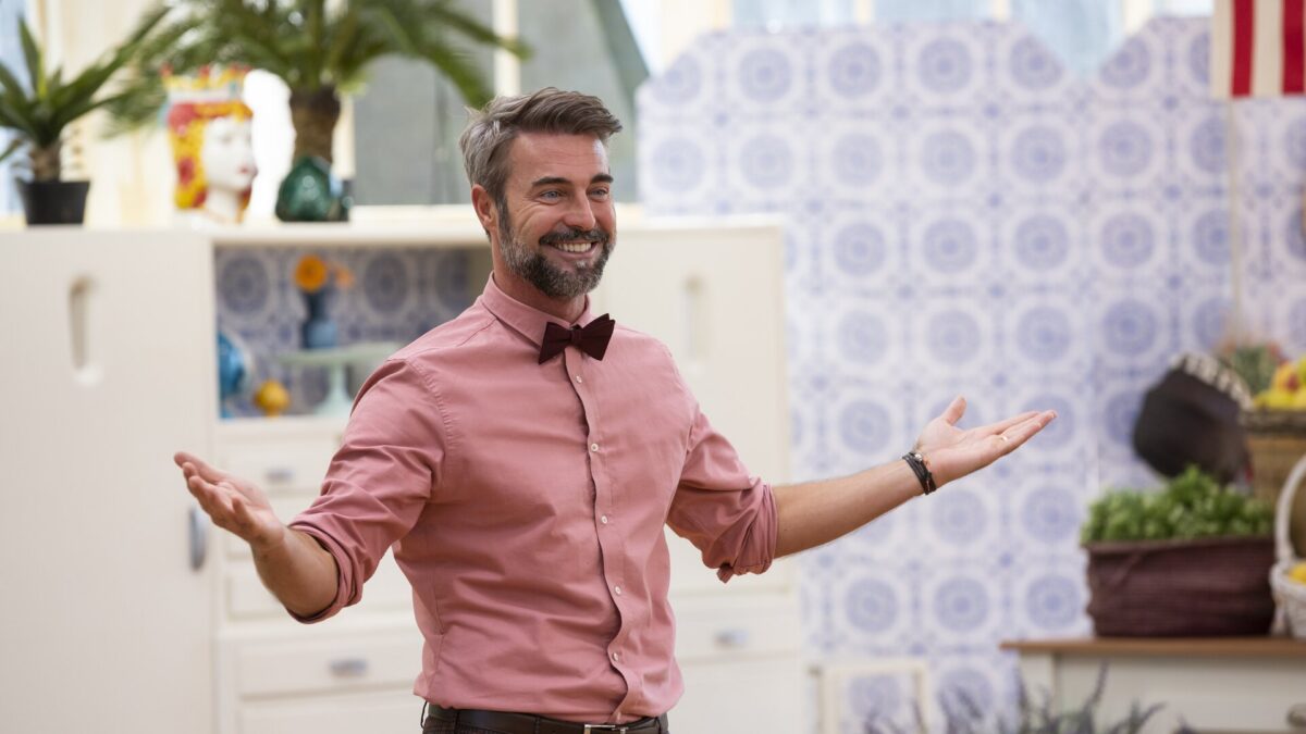 Flavio Montrucchio: “Bake Off – Dolci sotto un tetto è il frutto di questo 2020. Sono un conduttore al servizio del programma, non prenderei il posto di Benedetta Parodi”