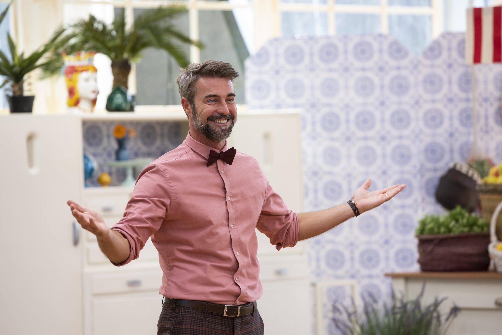 Flavio Montrucchio: “Bake Off – Dolci sotto un tetto è il frutto di questo 2020. Sono un conduttore al servizio del programma, non prenderei il posto di Benedetta Parodi”