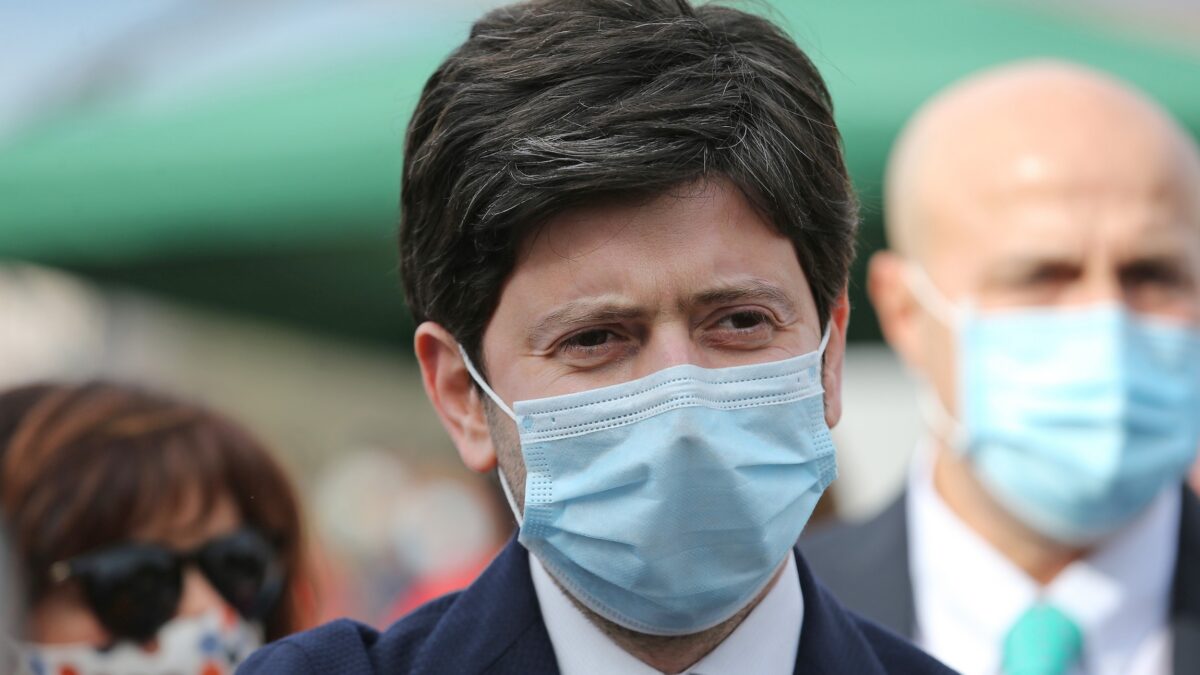 Nuova variante Covid, Speranza: “Rischio che arrivi in Italia c’è. Abbiamo avviato tutte le verifiche del caso”