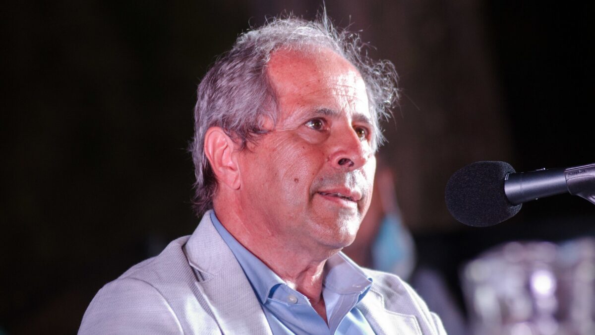 Crisanti: “Si gioca con i colori, Italia non è posto serio. Gallera altrove si sarebbe dimesso”