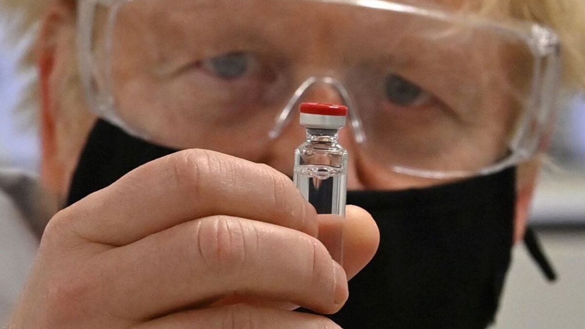 Perché il vaccino AstraZeneca ha l’ok in Gran Bretagna ma non nell’UE