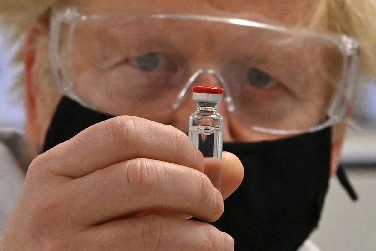 Perché il vaccino AstraZeneca ha l’ok in Gran Bretagna ma non nell’UE