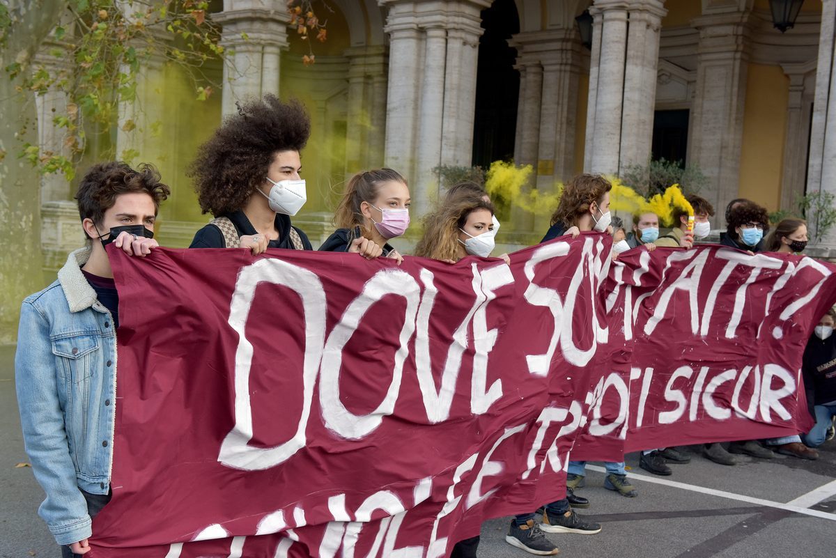 Roma: proteste degli studenti davanti al Ministero dei Trasporti