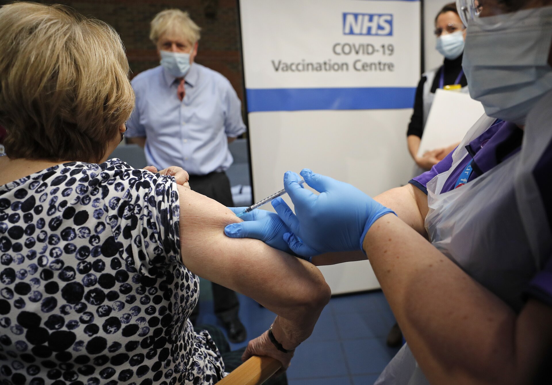 Le foto delle prime vaccinazioni anti-Covid in Gran Bretagna