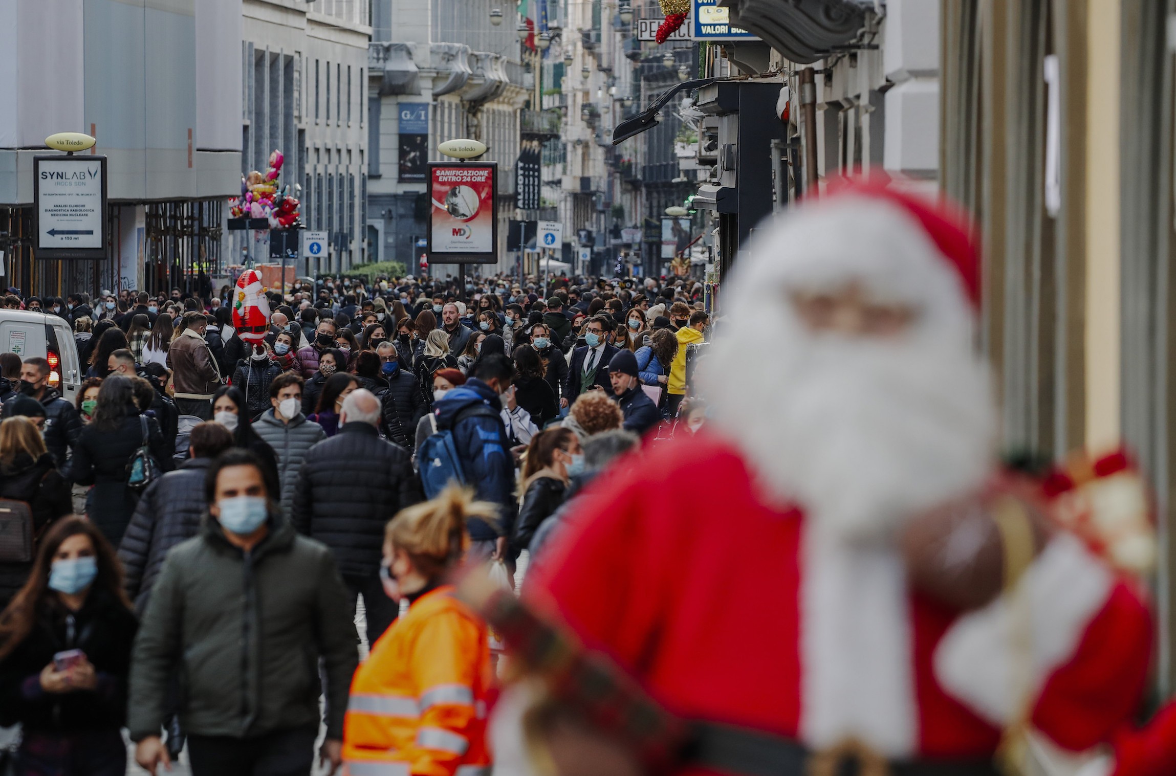 Le foto delle vie dello shopping italiane piene di gente