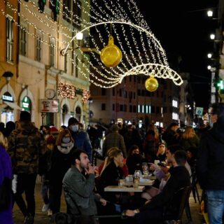 Assembramenti in Italia prima di Natale