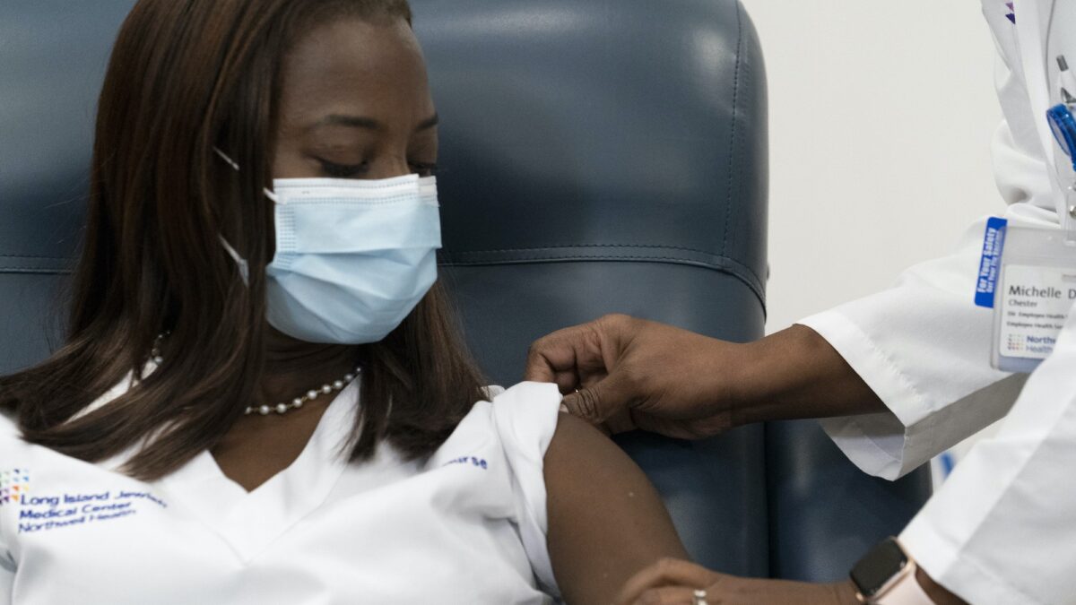 Al via la campagna di vaccinazione Covid negli USA, prima dose a New York
