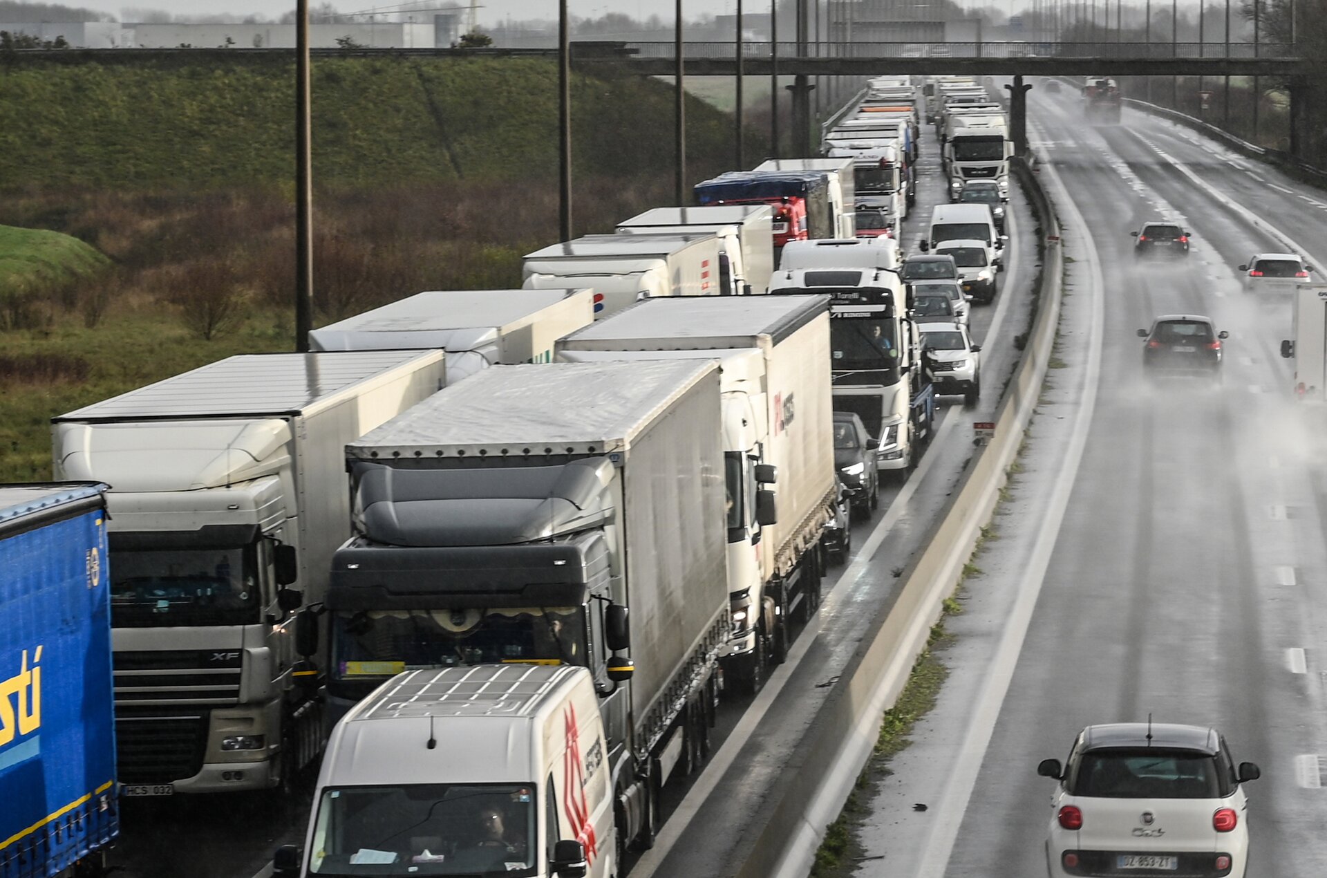 Variante inglese Covid: il grande disagio dei camionisti bloccati per strada tra Francia e Regno Unito