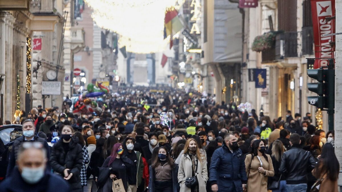 Anche dopo l’“esodo” al Sud, città piene per lo shopping: le foto