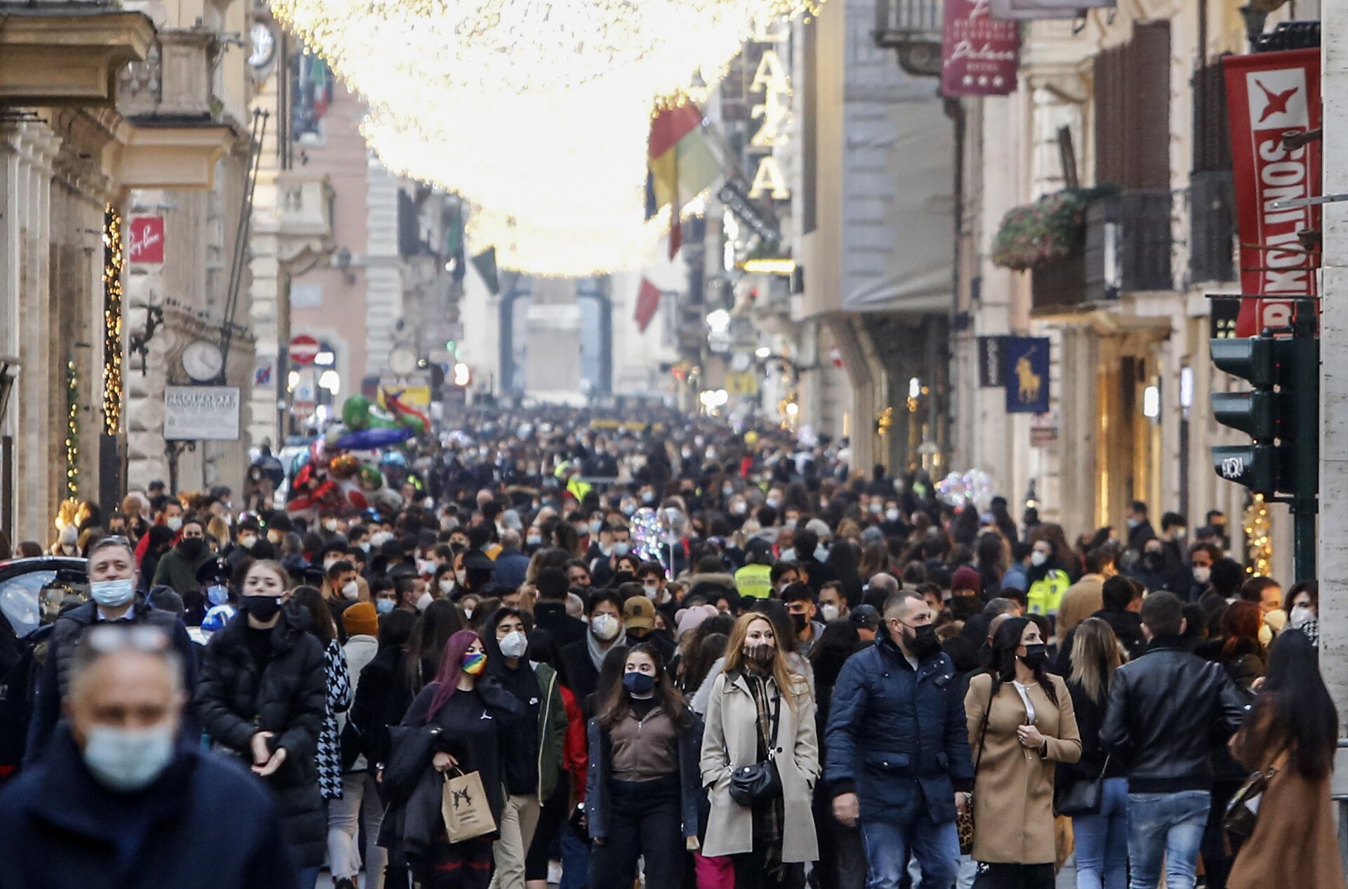 Anche dopo l’“esodo” al Sud, città piene per lo shopping: le foto