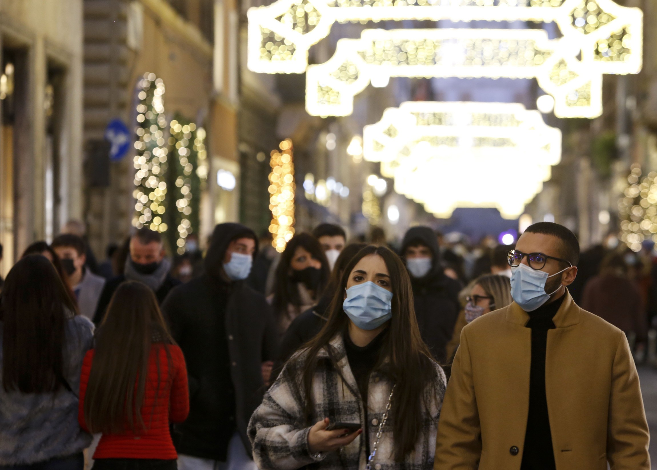Fotogallery: shopping natalizio in Italia il 19 dicembre 2020