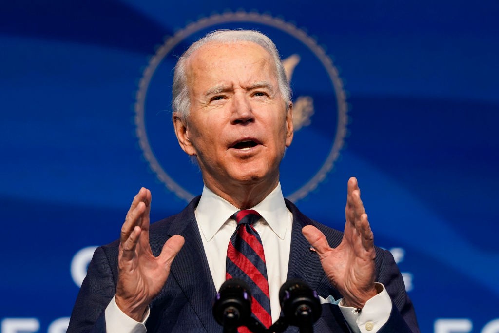 Joe Biden si vaccina in diretta televisiva, le immagini